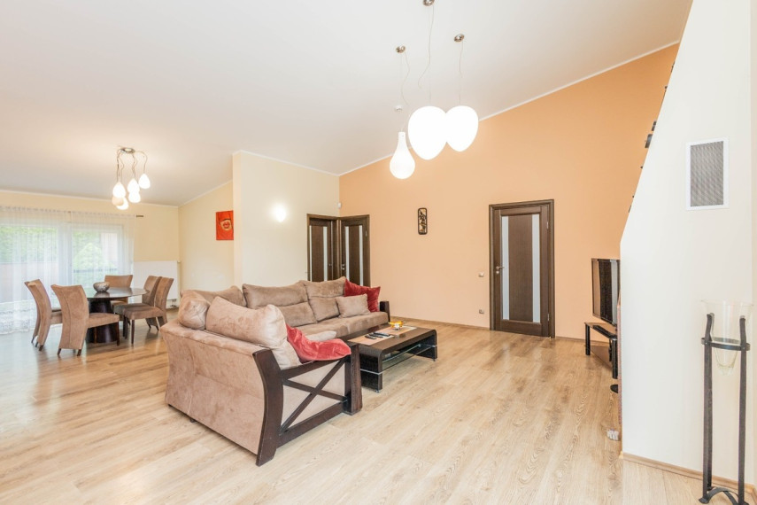 Parduodamas namas Miškininkų g., Šatijų k., Kauno r. sav., 242 m2 ploto, 2 aukštai 24