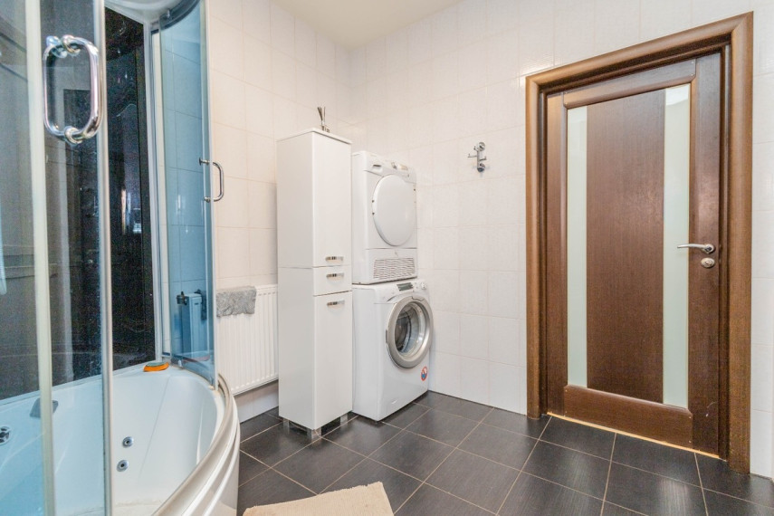 Parduodamas namas Miškininkų g., Šatijų k., Kauno r. sav., 242 m2 ploto, 2 aukštai 32