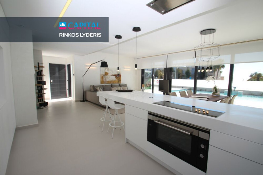 Parduodamas namas Calle los Chirrines 9 , 135.00 kv.m ploto,  Floors 5