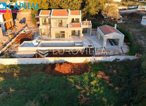 Parduodamas namas 300.00 kv.m ploto, 2 aukštai