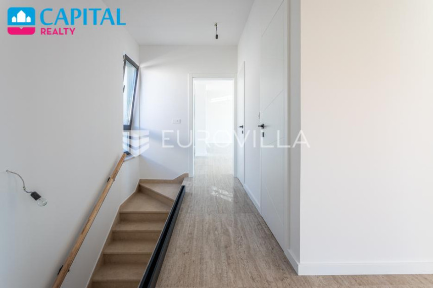 Parduodamas namas Obala Petra Krešimira IV 4 , 328.41 kv.m ploto, 3 aukštai 12