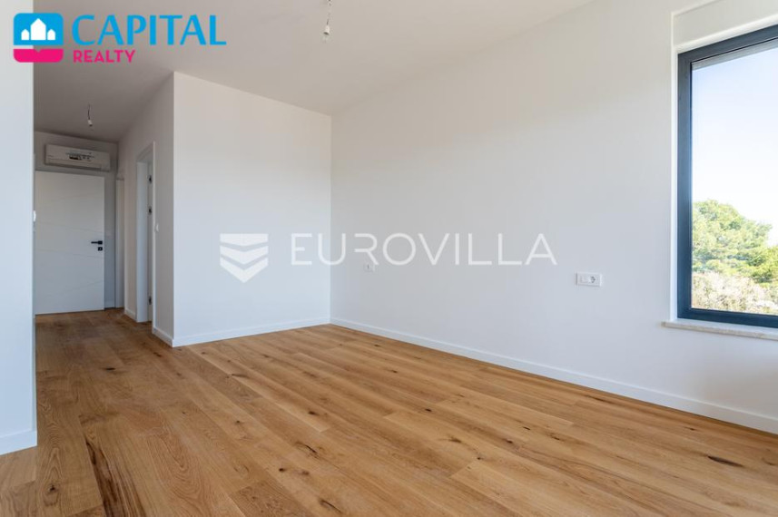 Parduodamas namas Obala Petra Krešimira IV 4 , 328.41 kv.m ploto, 3 aukštai 18