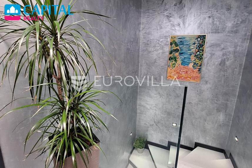 Parduodamas namas Vinodolska ulica 1 , 500.00 kv.m ploto, 3 aukštai 25