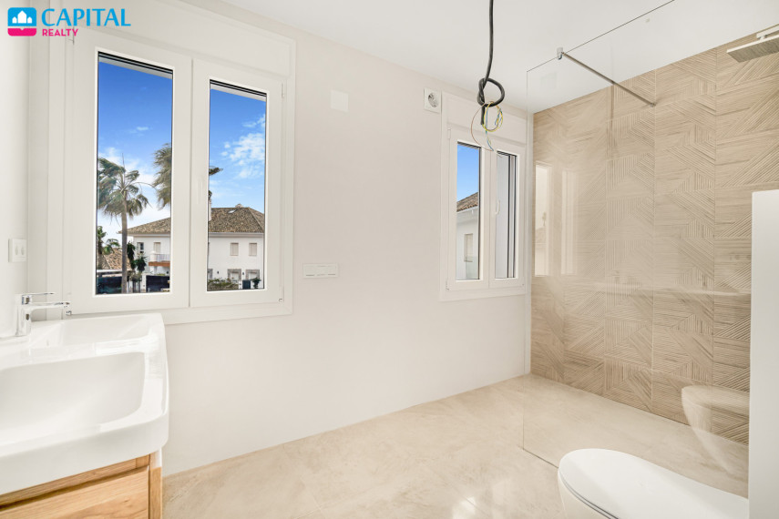 Parduodamas namas Calle Madrid , 390.00 kv.m ploto,  Floors 26