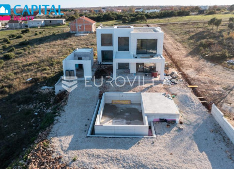 Parduodamas namas 270.00 kv.m ploto, 2 aukštai