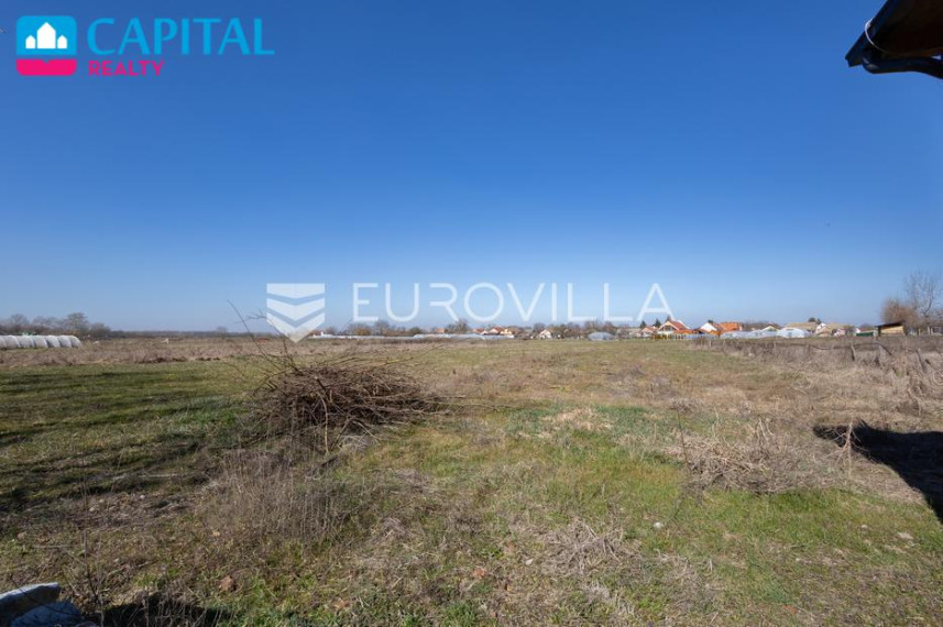 Parduodamas namas 370.00 kv.m ploto, 1 aukštai 35