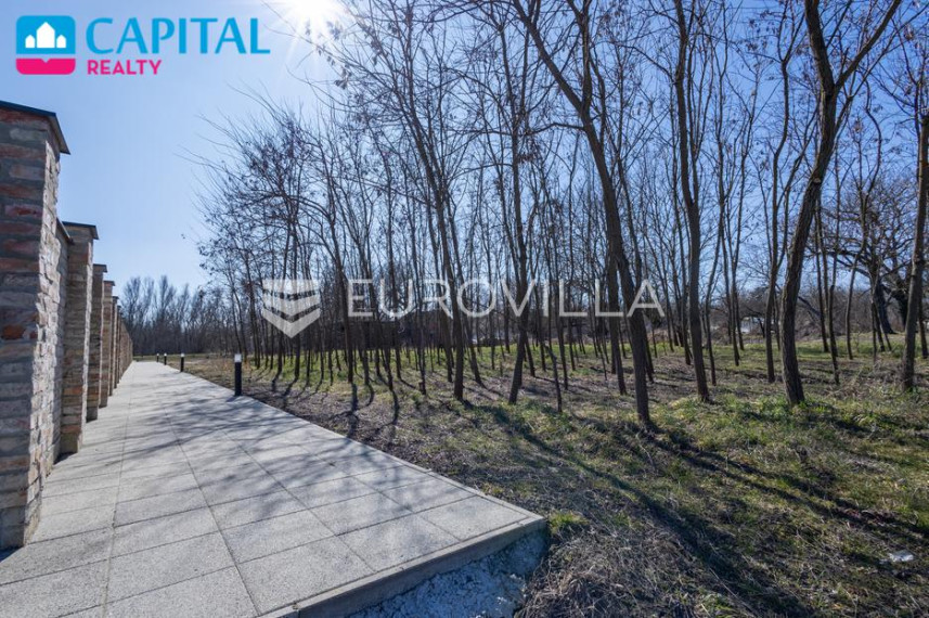 Parduodamas namas 370.00 kv.m ploto, 1 aukštai 36