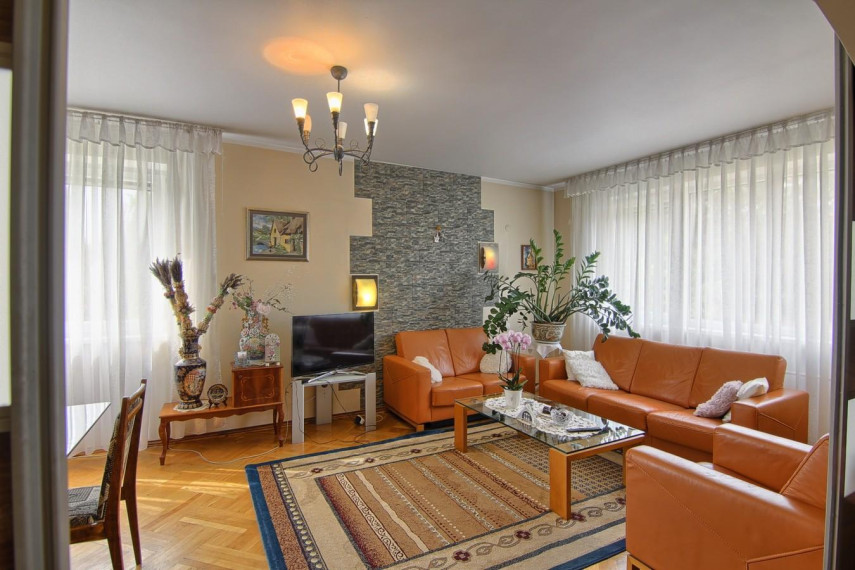 Parduodamas namas Draustinio g., Ginkūnų k., Šiaulių r. sav., 391.06 m² ploto 7 kambariai 32