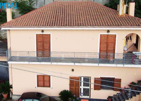 Parduodamas 5 kambarių namas su vaizdu į jūrą, Kalabrija (Pietų Italija) Parduodamas 5 kambarių namas su vaizdu į jūrą, Kalabrija (Pietų Italija)