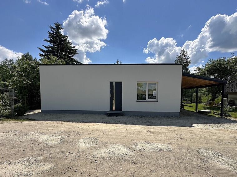 PANEVĖŽIO PRIEMIESTYJE, PLUKIŲ KAIME, PARDUODAMAS 100 % PRIDUOTAS NAUJOS STATYBOS, 79,94 KV.M. PLOTO NAMAS 4,7 ARO SKLYPE 3