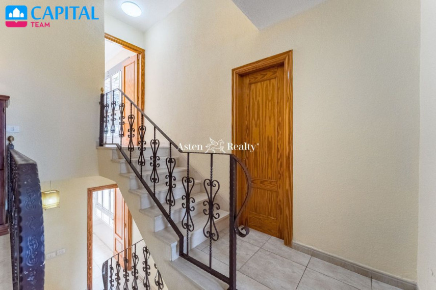 Parduodamas namas Calle Armiche, 94 , 274.00 kv.m ploto,  Floors 35