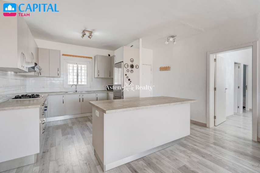 Parduodamas namas Calle Andorra, 1 , 150.00 kv.m ploto,  Floors 1