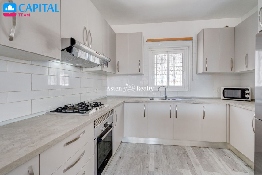 Parduodamas namas Calle Andorra, 1 , 150.00 kv.m ploto,  Floors 5