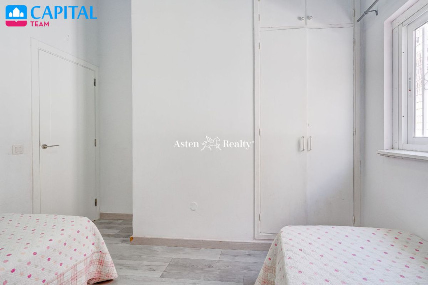Parduodamas namas Calle Andorra, 1 , 150.00 kv.m ploto,  Floors 16