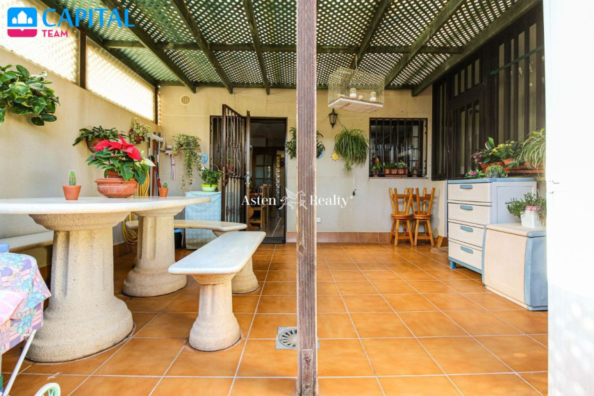 Parduodamas namas Calle Oasis, 11 , 233.00 kv.m ploto,  Floors 3