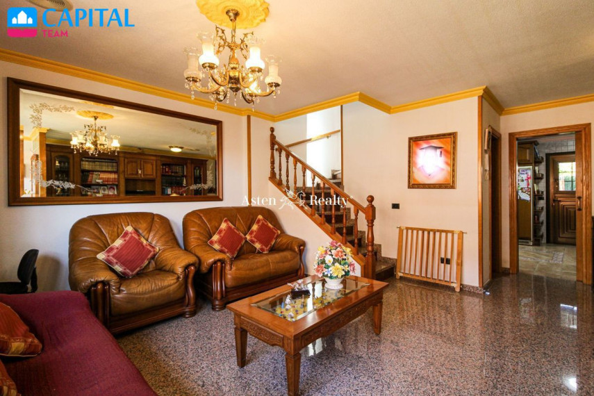 Parduodamas namas Calle Oasis, 11 , 233.00 kv.m ploto,  Floors 6