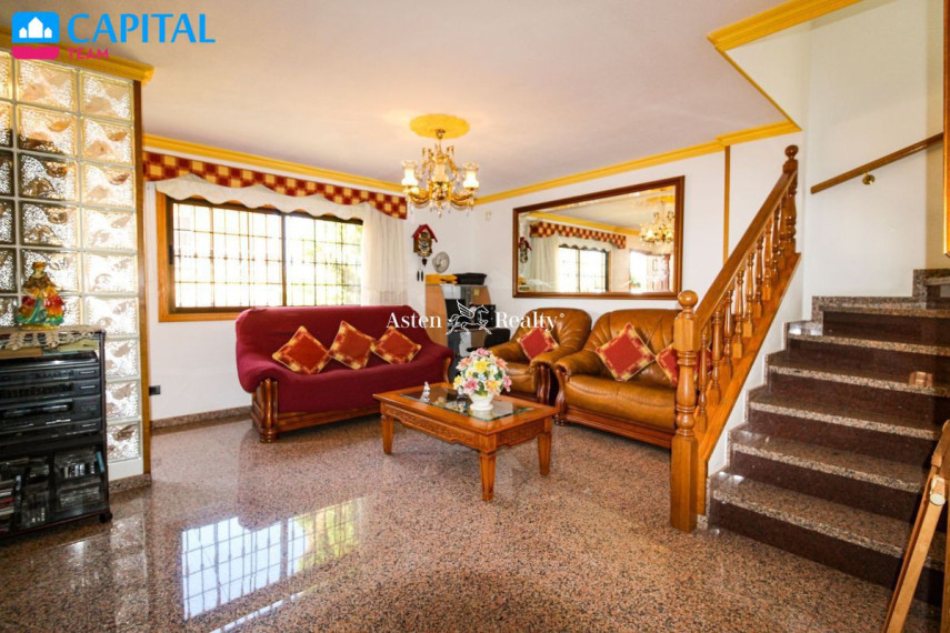 Parduodamas namas Calle Oasis, 11 , 233.00 kv.m ploto,  Floors 7