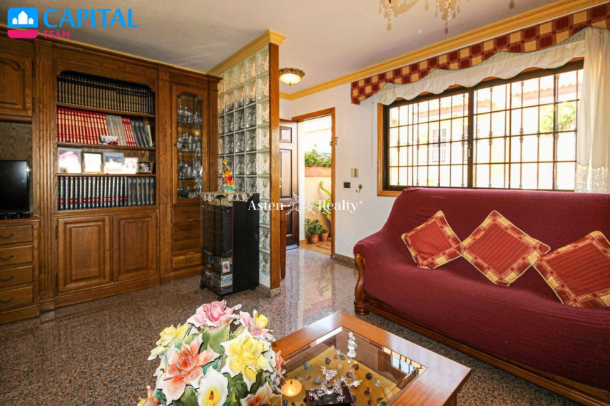 Parduodamas namas Calle Oasis, 11 , 233.00 kv.m ploto,  Floors 8