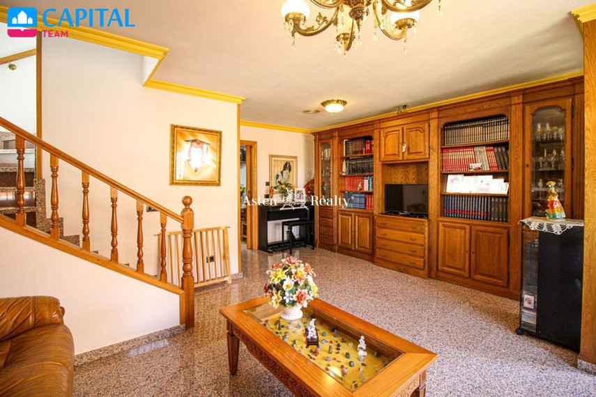 Parduodamas namas Calle Oasis, 11 , 233.00 kv.m ploto,  Floors 9