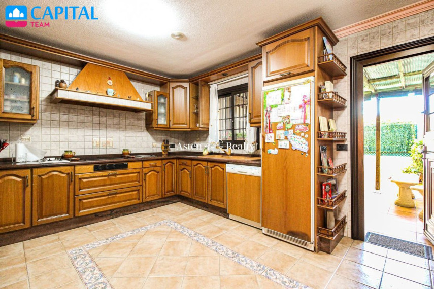 Parduodamas namas Calle Oasis, 11 , 233.00 kv.m ploto,  Floors 11