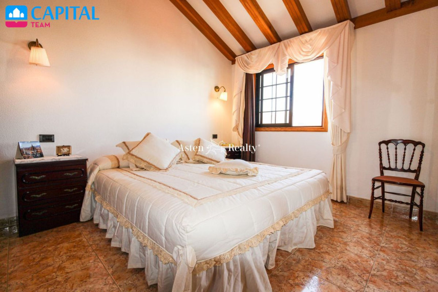Parduodamas namas Calle Oasis, 11 , 233.00 kv.m ploto,  Floors 20