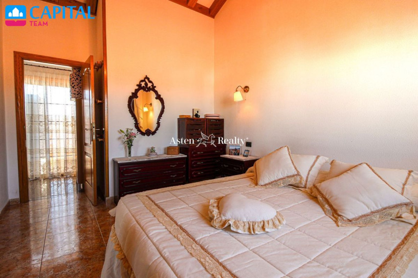 Parduodamas namas Calle Oasis, 11 , 233.00 kv.m ploto,  Floors 21