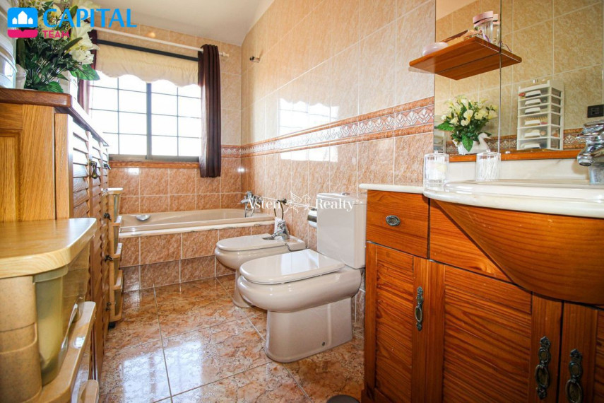 Parduodamas namas Calle Oasis, 11 , 233.00 kv.m ploto,  Floors 23