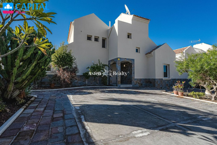 Parduodamas namas Calle El Almendro, 17 , 233.00 kv.m ploto,  Floors 3