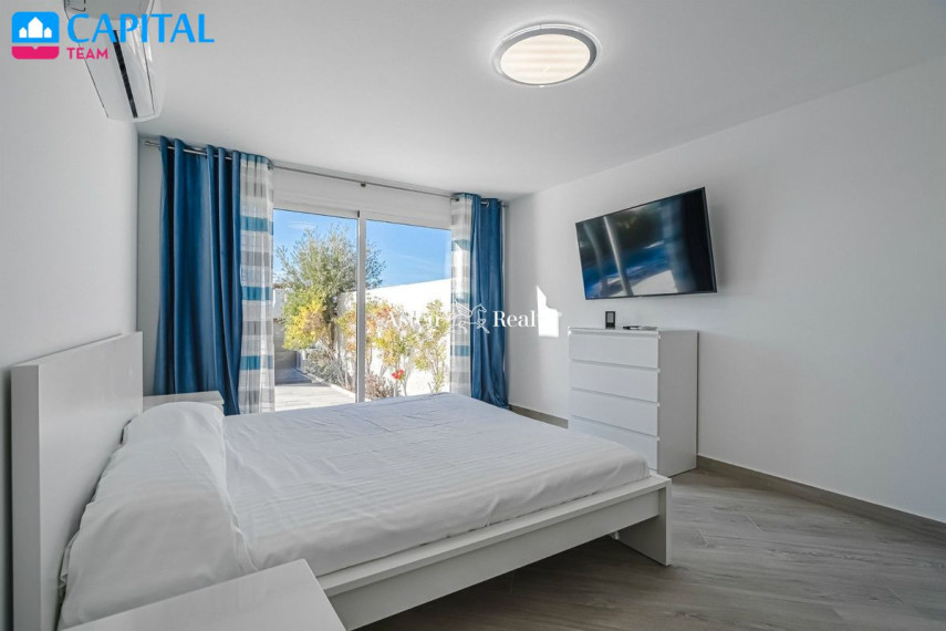 Parduodamas namas Calle El Almendro, 17 , 233.00 kv.m ploto,  Floors 27