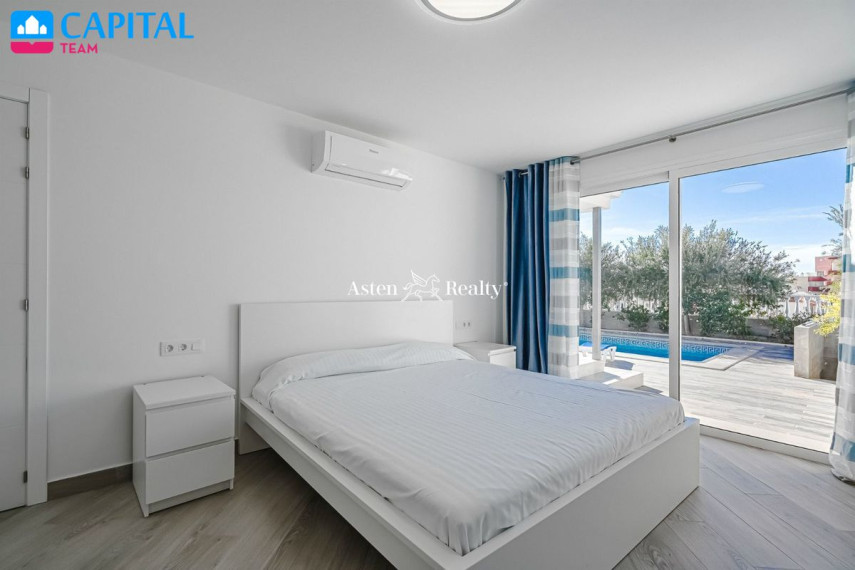 Parduodamas namas Calle El Almendro, 17 , 233.00 kv.m ploto,  Floors 28