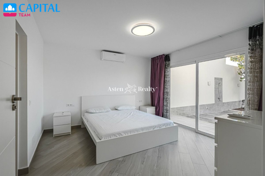 Parduodamas namas Calle El Almendro, 17 , 233.00 kv.m ploto,  Floors 33