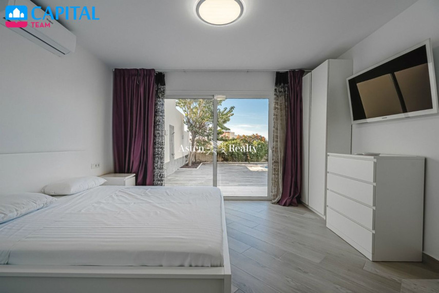Parduodamas namas Calle El Almendro, 17 , 233.00 kv.m ploto,  Floors 34