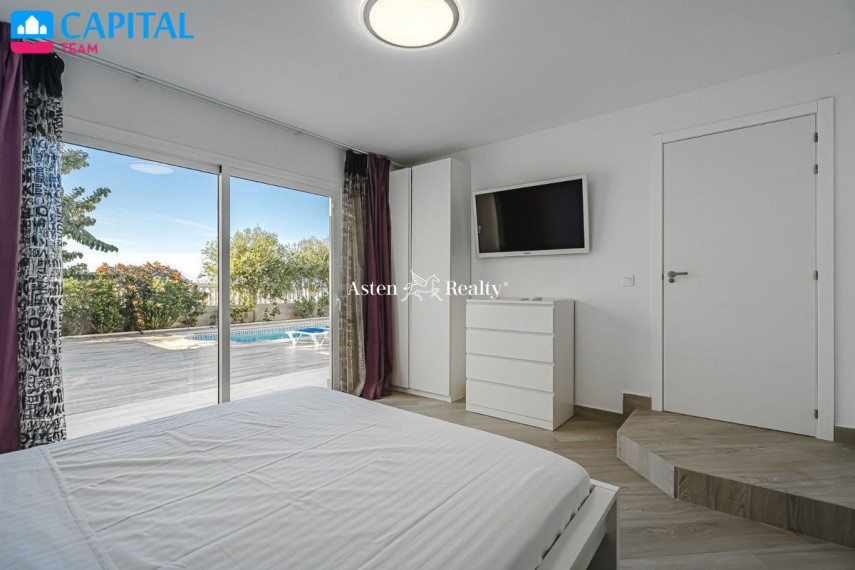 Parduodamas namas Calle El Almendro, 17 , 233.00 kv.m ploto,  Floors 35