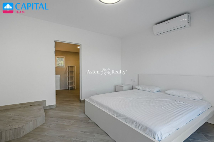 Parduodamas namas Calle El Almendro, 17 , 233.00 kv.m ploto,  Floors 36