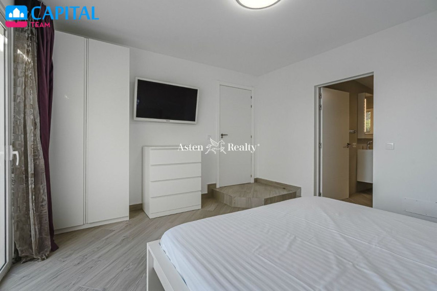 Parduodamas namas Calle El Almendro, 17 , 233.00 kv.m ploto,  Floors 37
