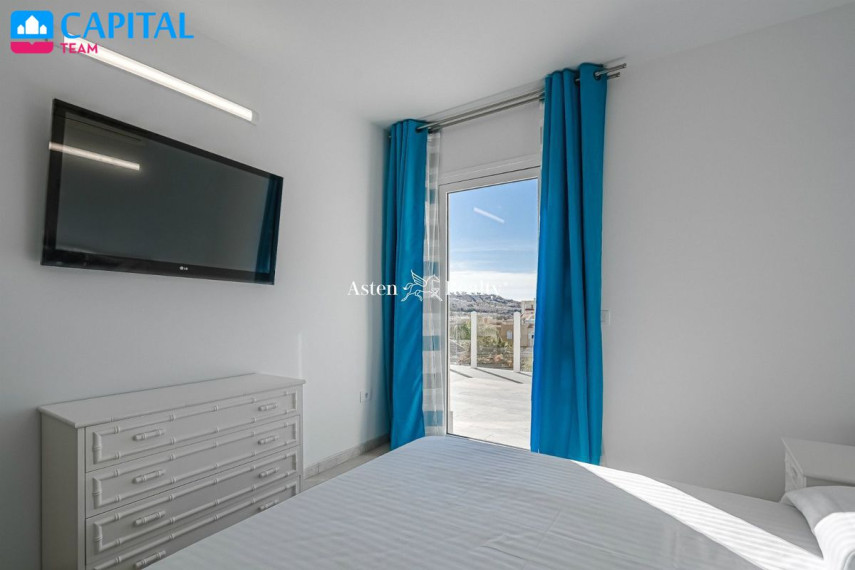 Parduodamas namas Calle El Almendro, 17 , 233.00 kv.m ploto,  Floors 44