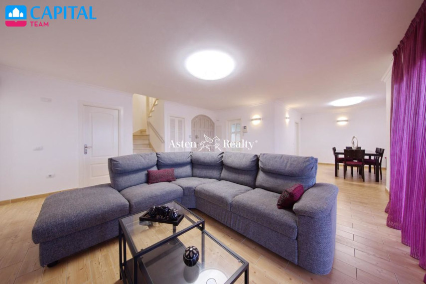 Parduodamas namas Calle El Almendro, 11 , 233.00 kv.m ploto,  Floors 8