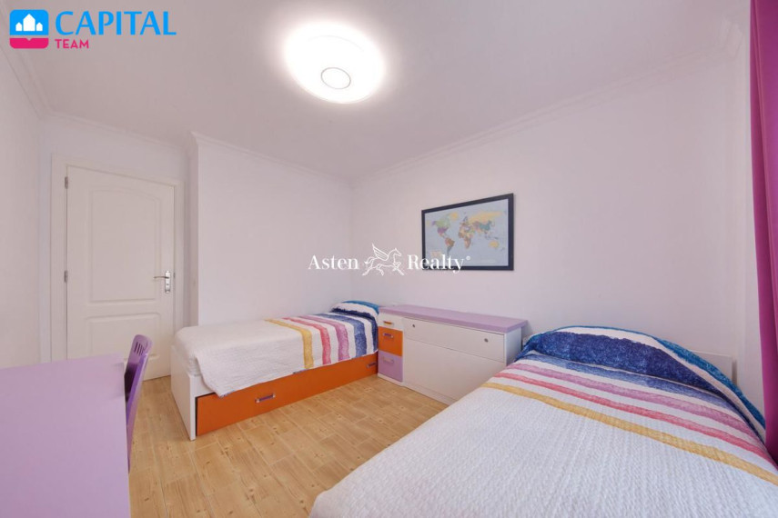Parduodamas namas Calle El Almendro, 11 , 233.00 kv.m ploto,  Floors 20