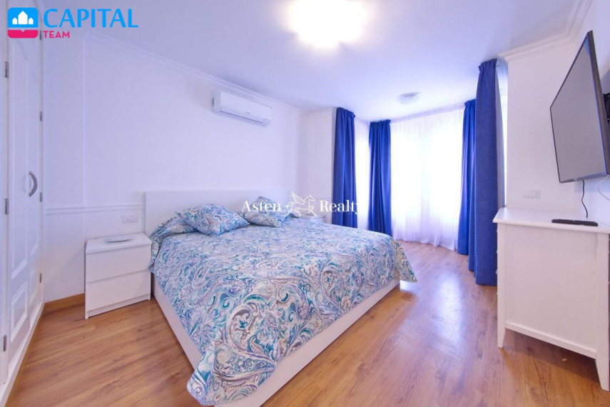 Parduodamas namas Calle El Almendro, 11 , 233.00 kv.m ploto,  Floors 25