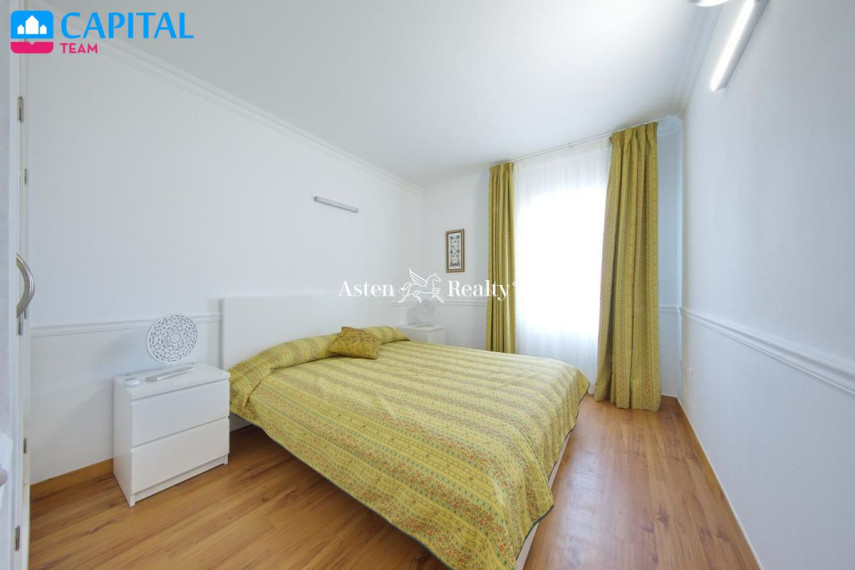 Parduodamas namas Calle El Almendro, 11 , 233.00 kv.m ploto,  Floors 28
