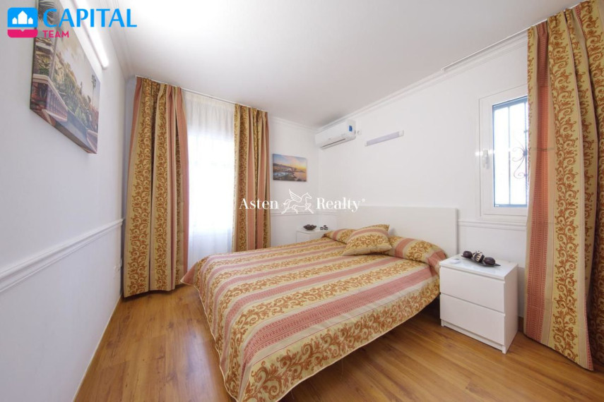 Parduodamas namas Calle El Almendro, 11 , 233.00 kv.m ploto,  Floors 33