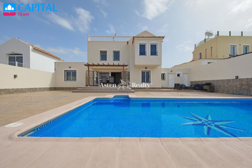 Parduodamas namas Calle El Almendro, 11 , 233.00 kv.m ploto,  Floors 40