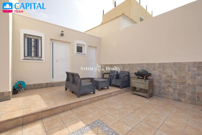 Parduodamas namas Calle El Almendro, 11 , 233.00 kv.m ploto,  Floors 42