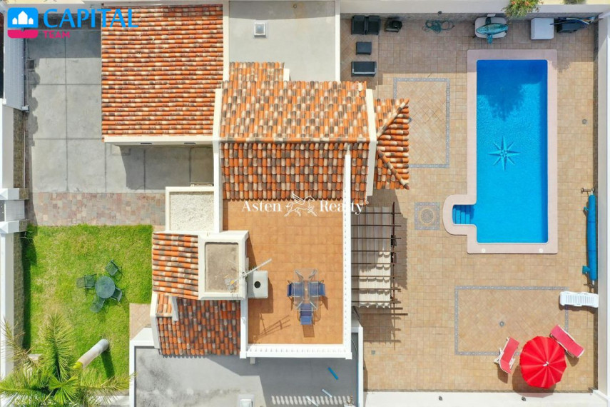 Parduodamas namas Calle El Almendro, 11 , 233.00 kv.m ploto,  Floors 47