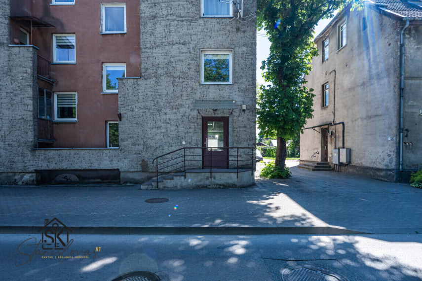 PIRMAME AUKŠTE PARDUODAMOS PATALPOS ŠILUTĖJE, TAIKOS G. 26 3