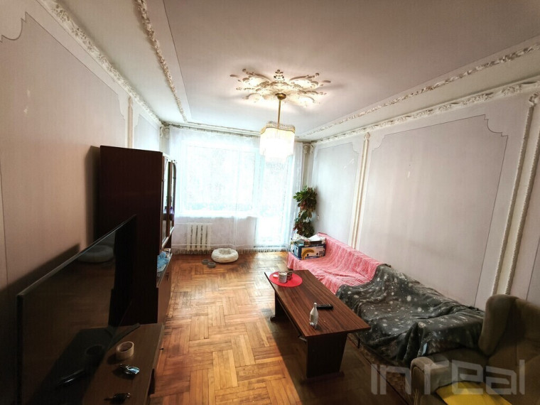 Parduodamas erdvus 4 kambarių butas gerame aukšte, Vaižganto g. 2