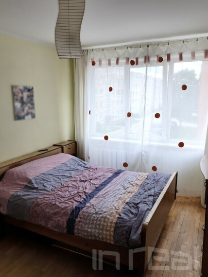 Parduodamas erdvus 4 kambarių butas gerame aukšte, Vaižganto g. 3