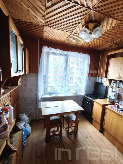 Parduodamas erdvus 4 kambarių butas gerame aukšte, Vaižganto g. 9