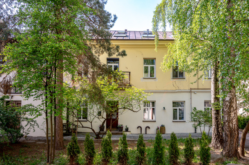 Parduodamas 4 kambarių butas 88.25 kv.m ploto Vilniaus Senamiestyje, ramiame kieme 42