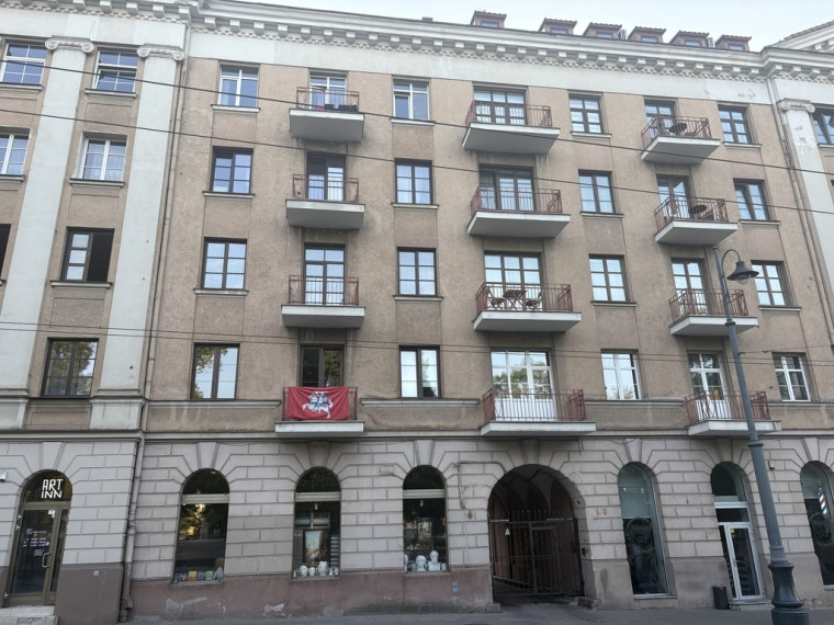 Parduodamas 5 kambarių butas 94.59 kv.m ploto Vilniaus gt. Vilniuje, ramioje gatvės dalyje 28